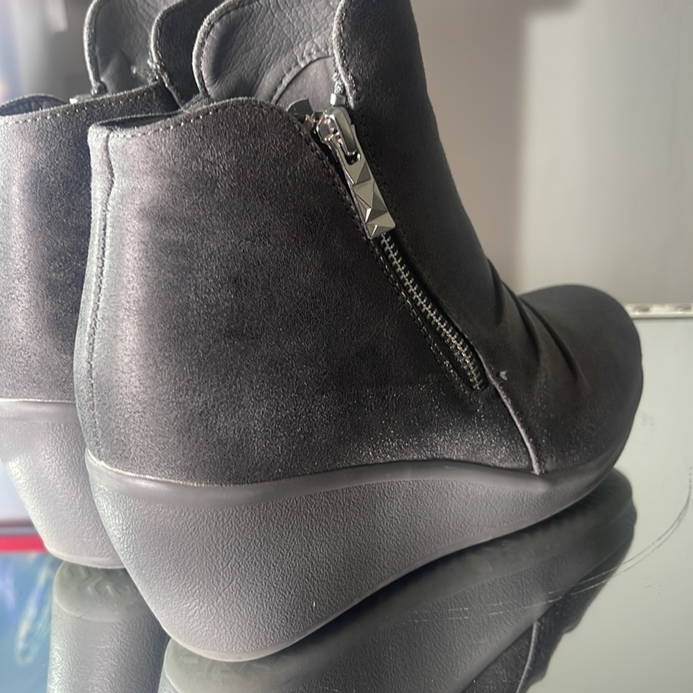 Skechers Memory Foam Booties Size 6.5 - image 5